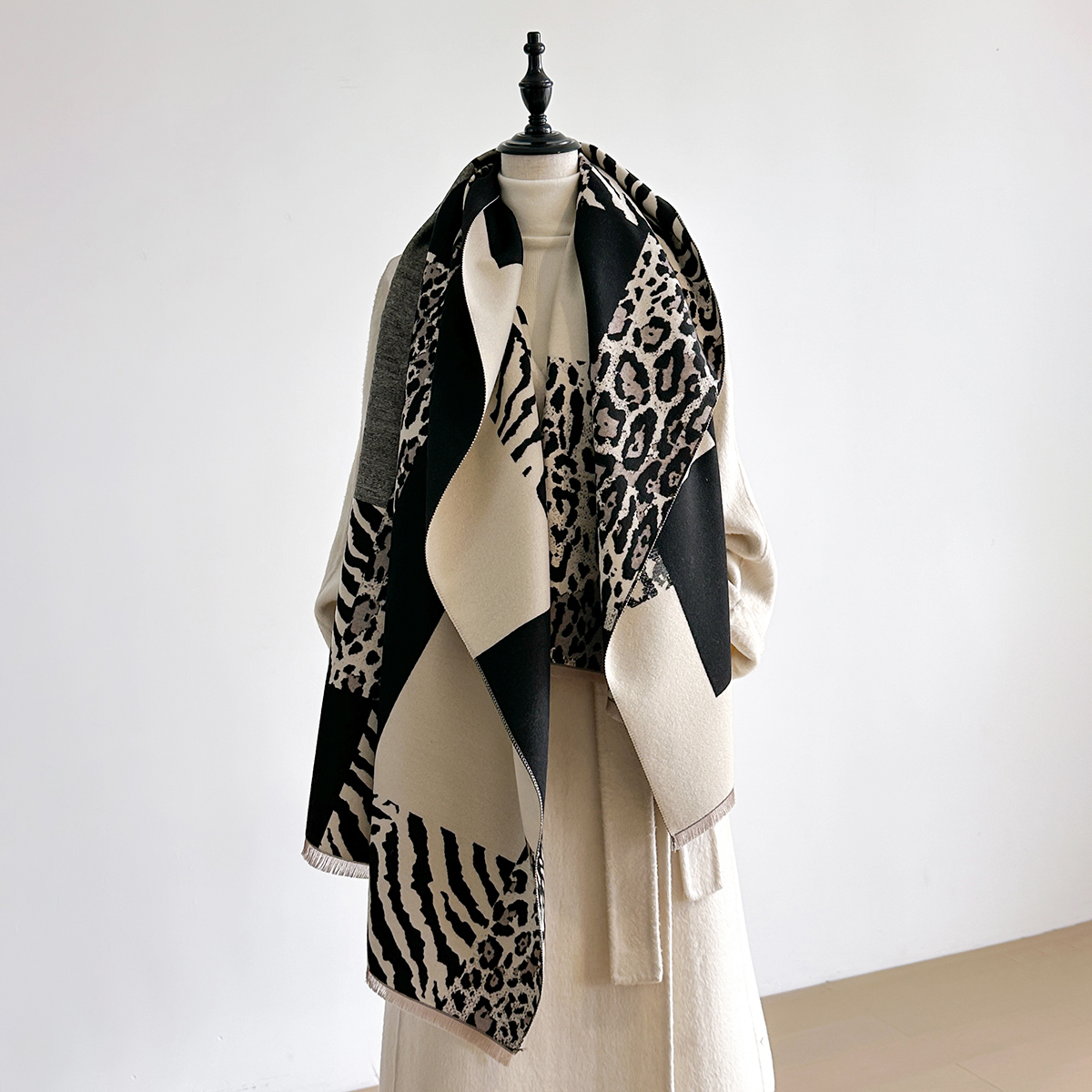 New Brand Elegance Two-Sided L - Woven Scarf Blanket recensione e prezzo