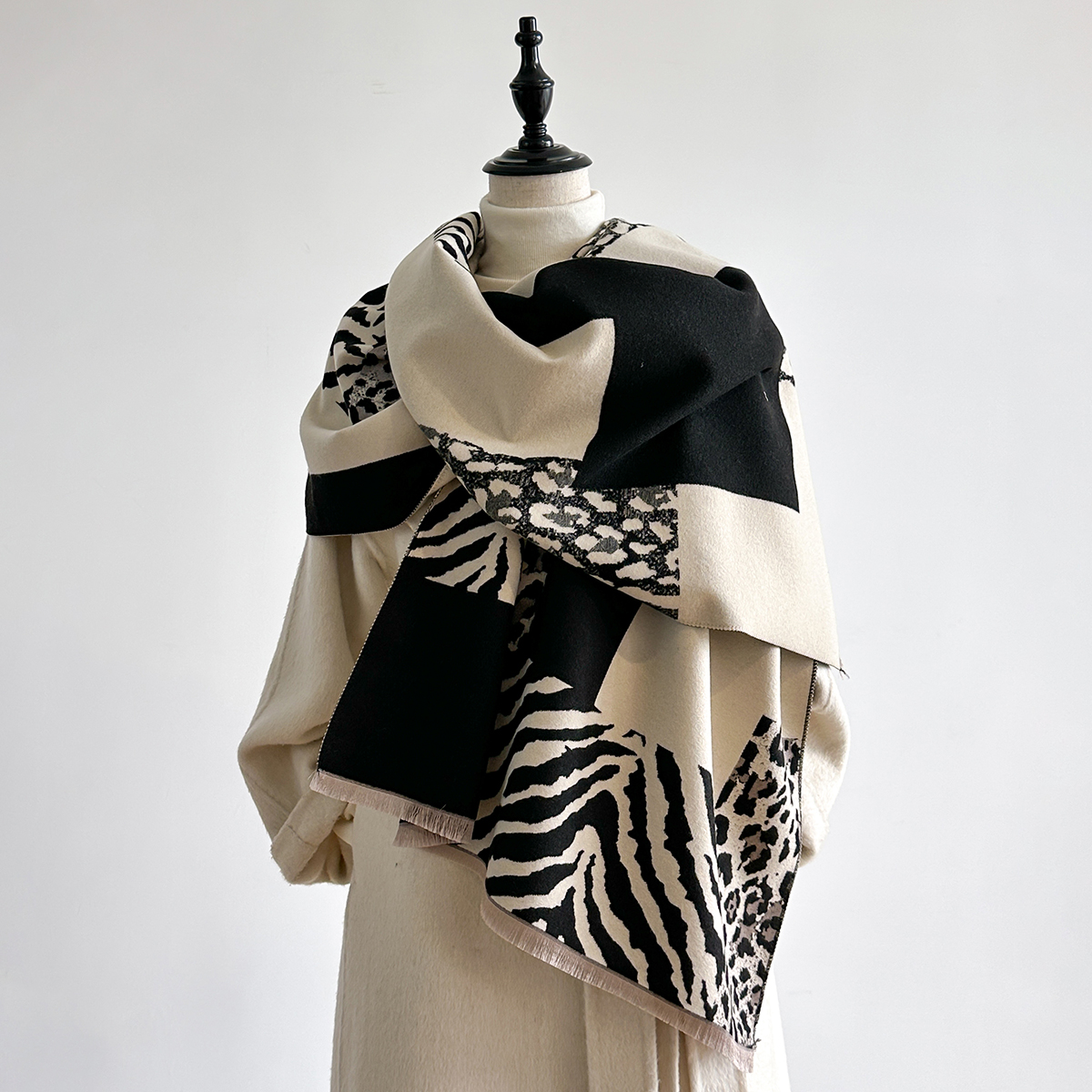 New Brand Elegance Two-Sided L - Woven Scarf Blanket recensione e prezzo