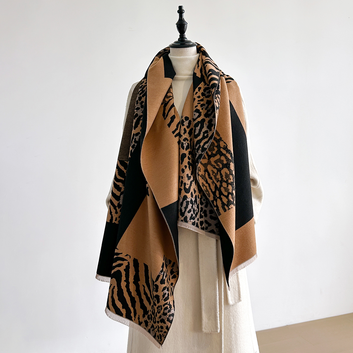 New Brand Elegance Two-Sided L - Woven Scarf Blanket recensione e prezzo