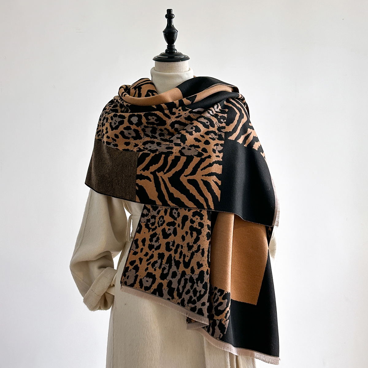 New Brand Elegance Two-Sided L - Woven Scarf Blanket recensione e prezzo