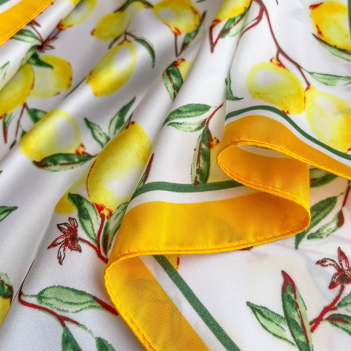 2025 New Yellow Lemon Print Sq - Silk Neck Scarf recensione e prezzo