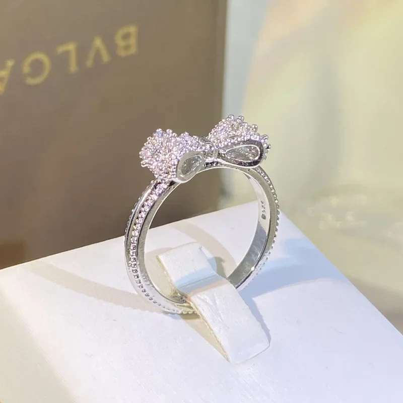 Fancy Bow Ring with Dazzling C - Tie Clip Silver recensione e prezzo