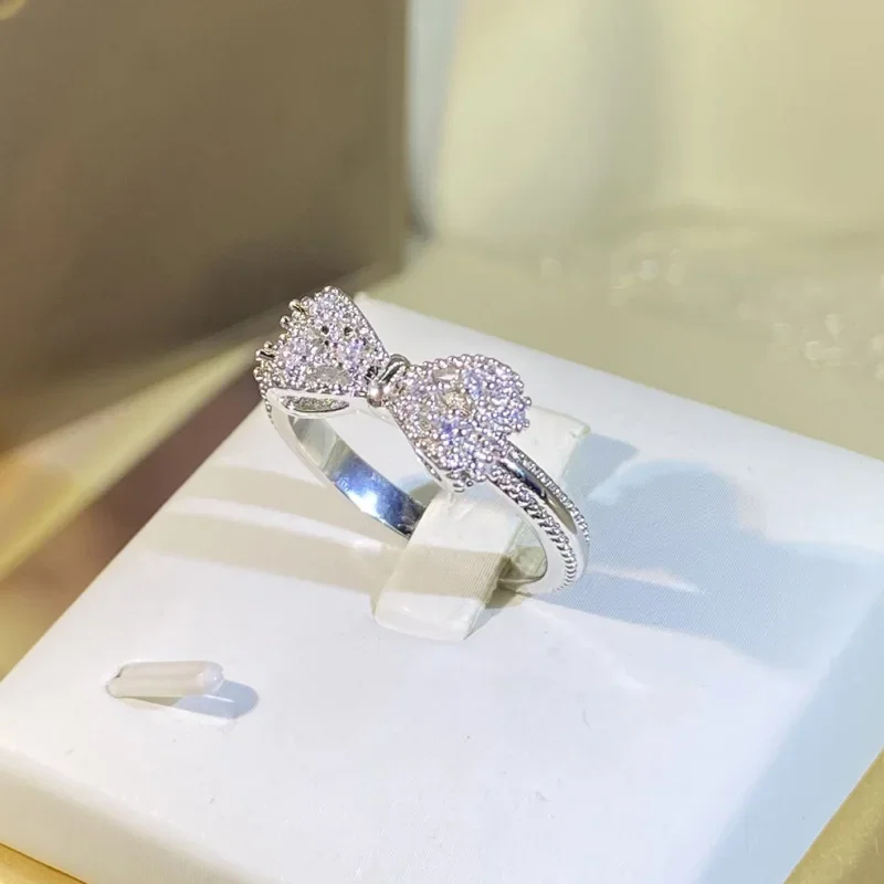 Fancy Bow Ring with Dazzling C - Tie Clip Silver recensione e prezzo