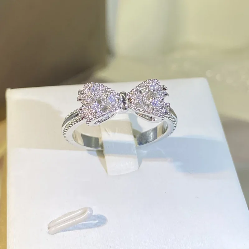Fancy Bow Ring with Dazzling C - Tie Clip Silver recensione e prezzo