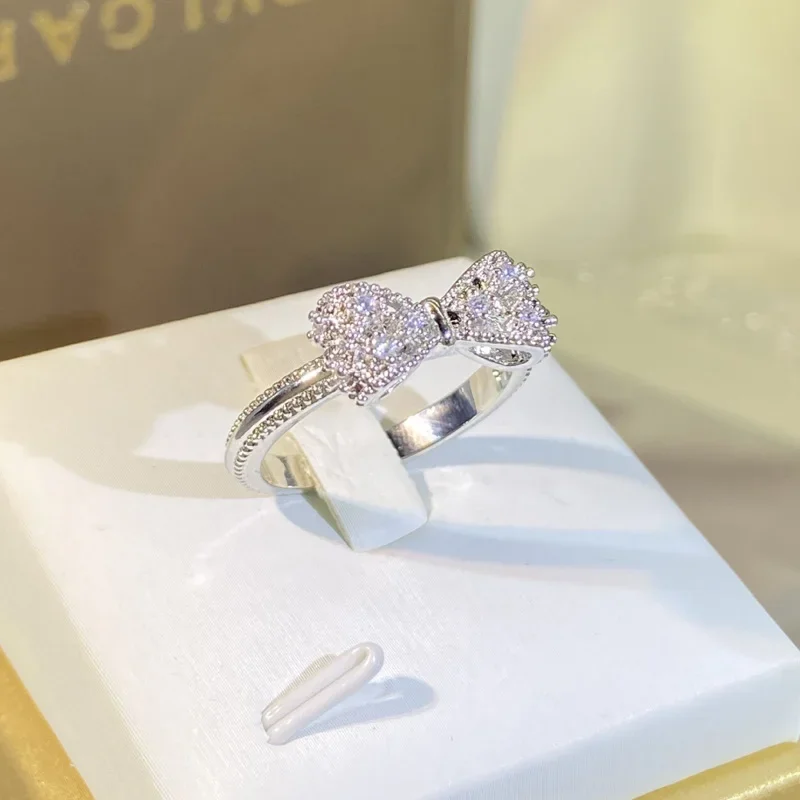Fancy Bow Ring with Dazzling C - Tie Clip Silver recensione e prezzo