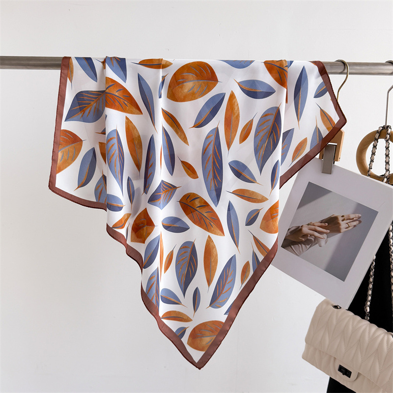 Luxury Brand Print 70cm Square - Scarf Silk Square recensione e prezzo