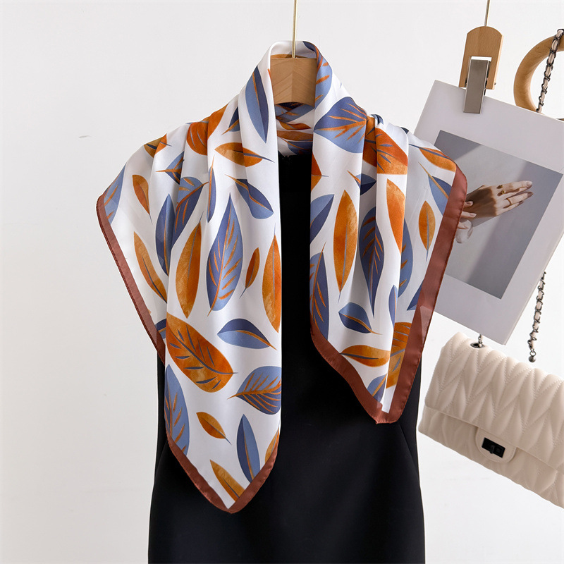 Luxury Brand Print 70cm Square - Scarf Silk Square recensione e prezzo