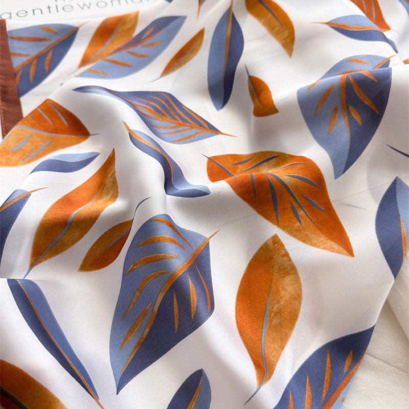 Luxury Brand Print 70cm Square - Scarf Silk Square recensione e prezzo