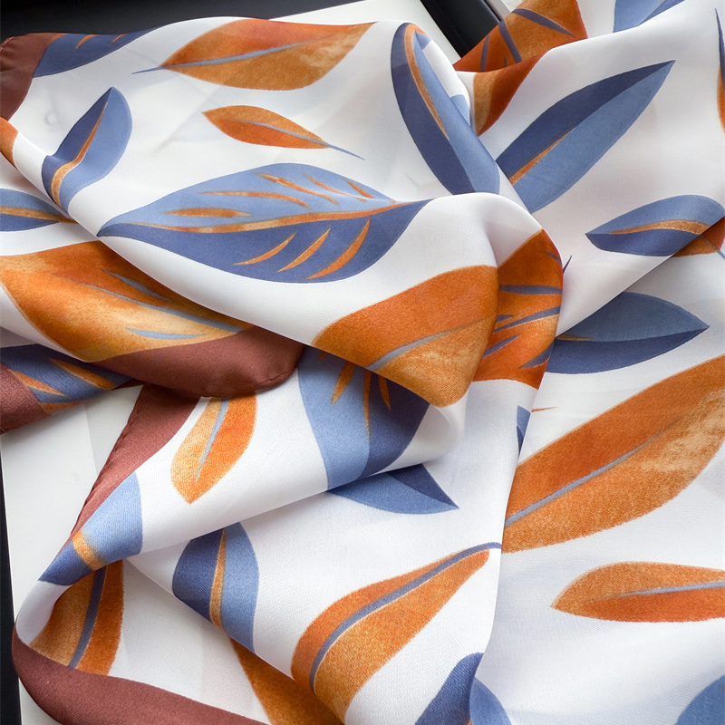 Luxury Brand Print 70cm Square - Scarf Silk Square recensione e prezzo